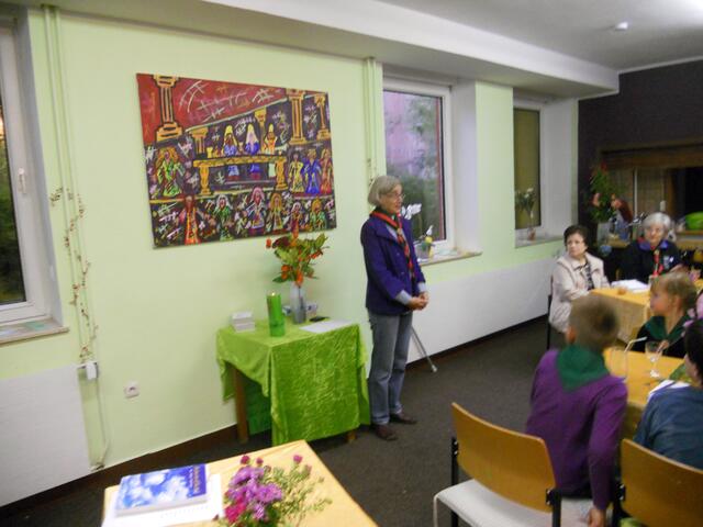 Pastorin Stoltze im Gespräch mit den Kindern und Gästen über Erntedank