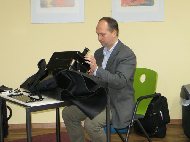 Der Dirigent und musikalische Leiter Dietmar Steinhaus kennt sich auch wunderbar mit den Instrumenten aus, falls mal was kaputt geht wie hier bei Basti!