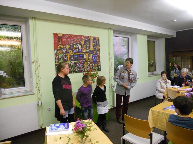 Kathrin Mittwollen stellt die Scouts vor. von links: Laura, Luca und Emily (noch ohne Tuch und Knoten)