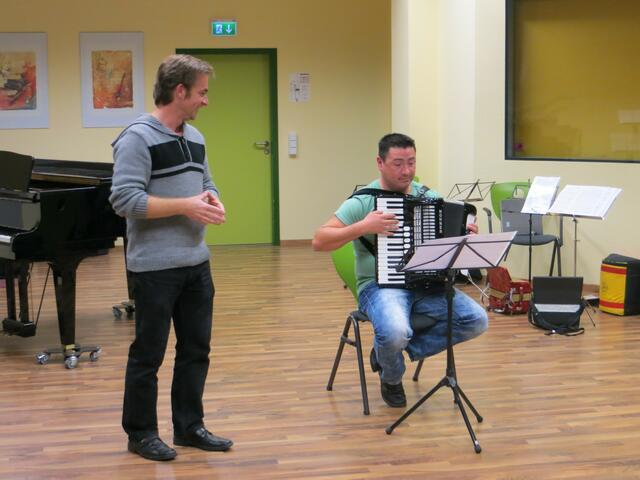 ....Carlos spielt sonst Fussball und hat in der Freizeit von seinem "Lehrer" Ralph das Akkordeon spielen gelernt....Super!