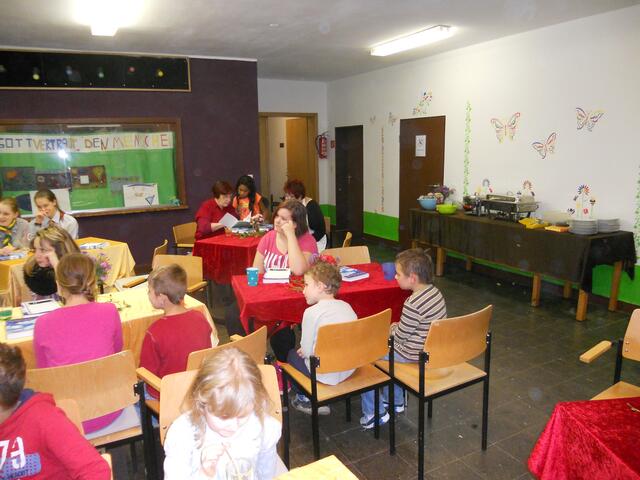 im Hintergrund wartet das Buffet