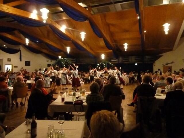 Der Saal war sehr voll,es wurden sogar noch Tisch und Stühle dazugestellt.