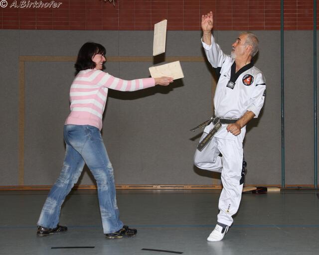 Sicherheitshalber kneift sie die Augen zu