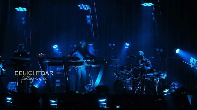 An den Keyboards und Synthesizern stehen Martin Roberts und Christopher von Deylen, Cliff Hewitt sitzt hinter seinen E-Drums. Foto: Melanie Schneider