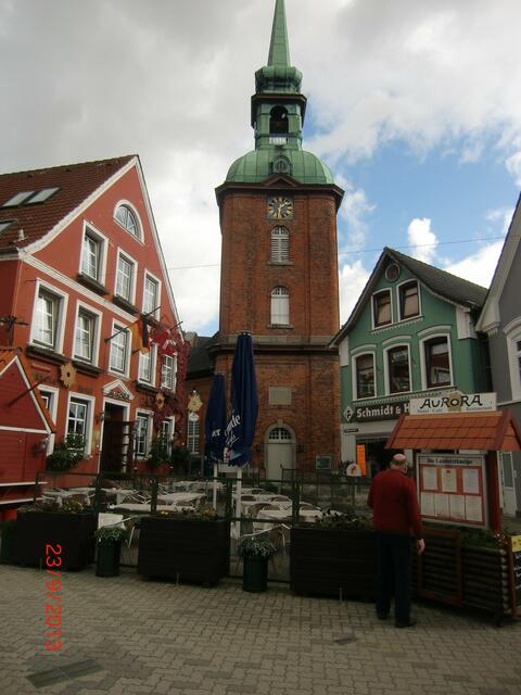 Kirche, Mittelpunkt des Rathausplatzes