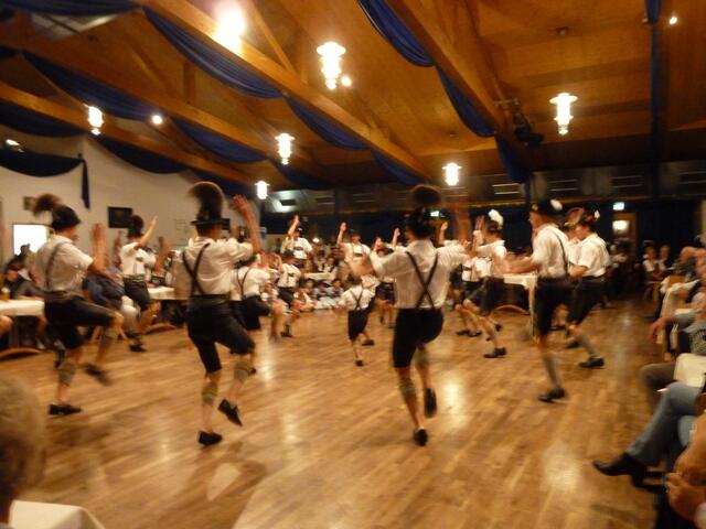 Schuhplattler wurde auch gezeigt,auch die Kinder konnten das schon.