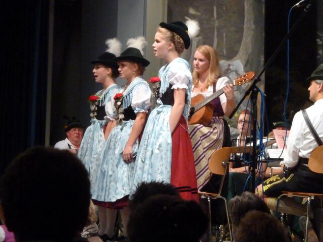 Die Mädchen sangen schöne Jodellieder.