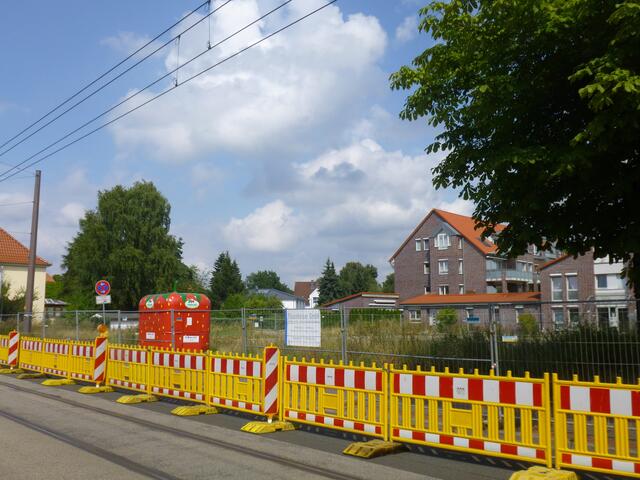 Erste Bauvorbereitungen. Das "Erdbeerhäuschen" wird im nächsten Jahr garantiert dort nicht mehr stehen.