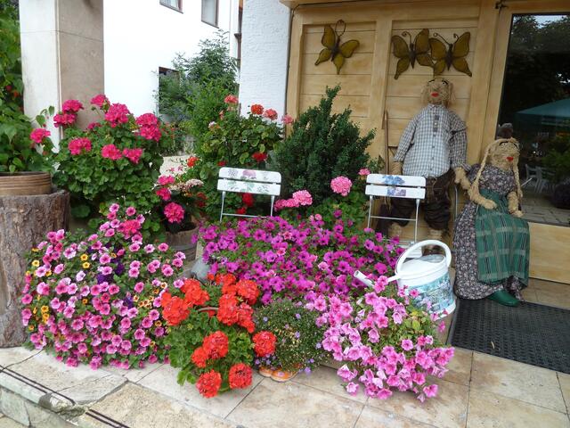 Am Nebeneingang von unserem Hotel.