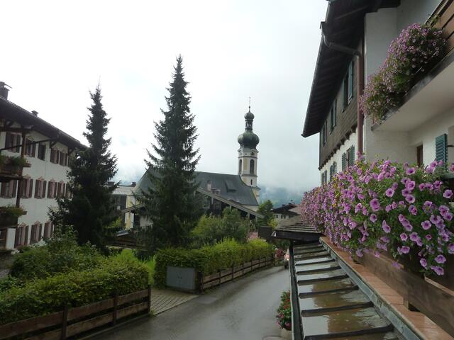 Rechts ein Bachlauf,mit Blick auf die Kirche.
