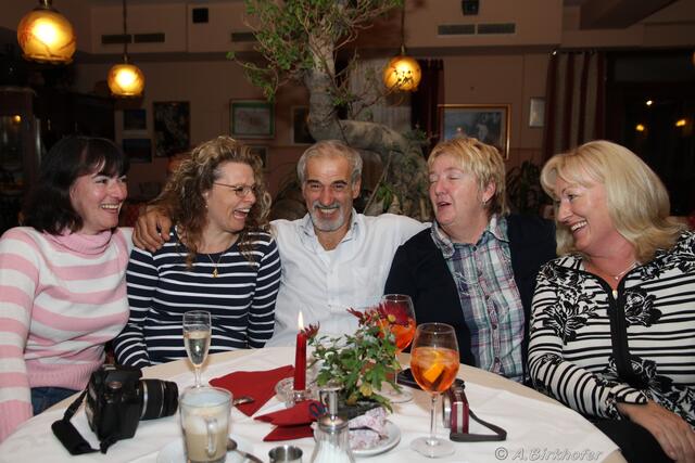 Ali fühlt sich sichtlich wohl als Hahn im Korb