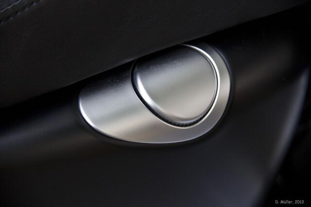 ... und eine Harley 883 Sportster in edlem Mattschwarz. Hier ein mattverchromtes Detail ...