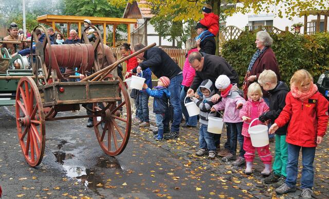 Die nächste Epoche mit fahrbarer Handspritze, die ebenfalls per Eimer gefüllt wurde