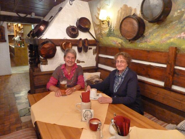 Zwei Gäste auf der Eckbank.