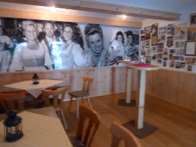 Ein Raum ist ganz mit Bildern von Maria Hellwig ausgestellt.