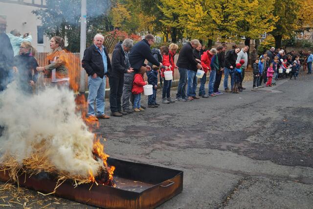 "Feurio, feurio"! Eine Menschenkette wird gebildet