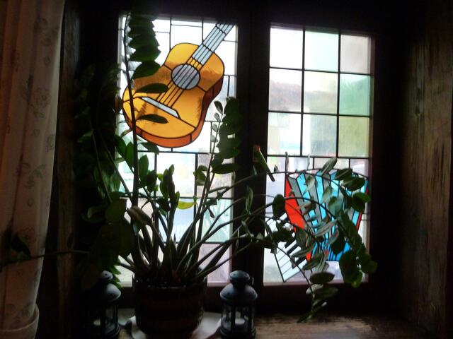 Dieses Fenster ist besonders durch die Gitarre schön.