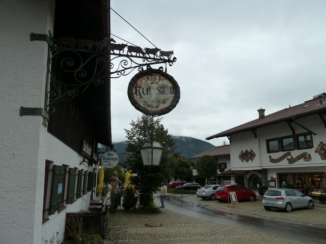 Ein Nasenschild mit Aufschrift Kuhstall.