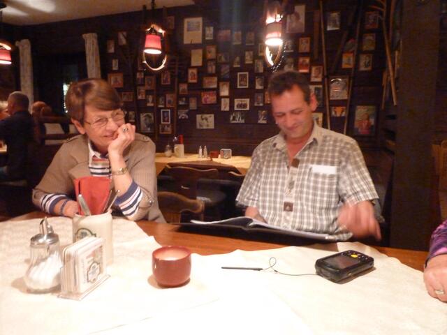 Der Wirt setzte sich eine ganze Zeit zu uns.