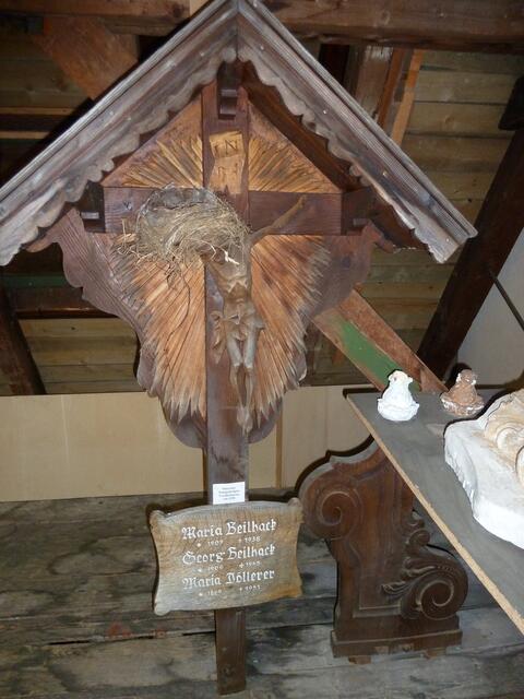 Ein Kreuz wo ein Vogel sein Nest gebaut hat.