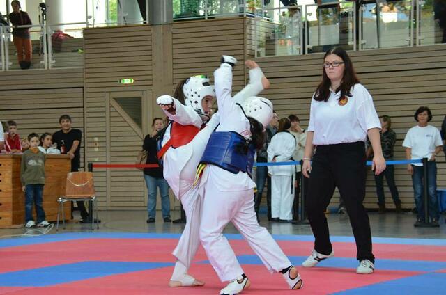 Links Nadide Öztürk trifft mit Hammerkick