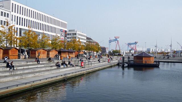 Am Bootshafen, im Hintergrund die Werftanlage