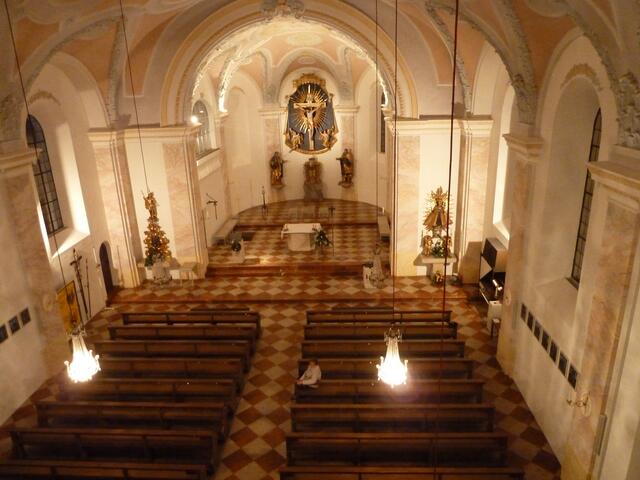 Die neu gestaltete Kirche,mit kleinem Kreuzweg.