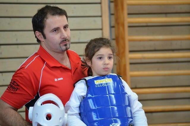 Vater und Tochter warten auf ihren Kampf.