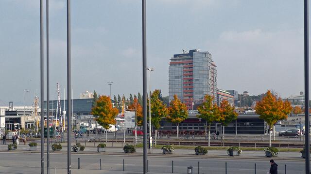 Die Sicht vom Haupfbahnhof auf die Hafenanlagen an der Hörn
