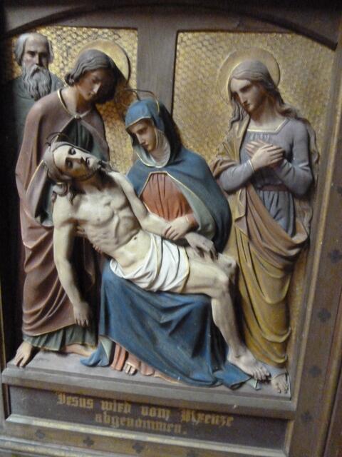 Jesus wird vom Kreuz abgenommen.