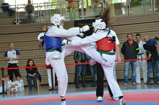 Rechts Gökcen Karapinar