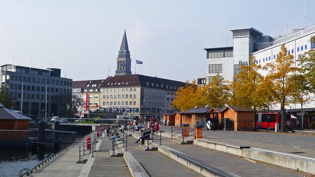 Der Bootshafen, im Hintergrund der Rathausturm