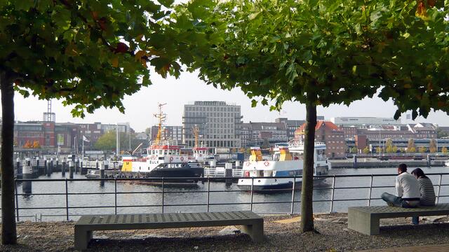 Blickachse vom Ostufer der Förde auf die Bahnhofsbrücke, im Hintergrund (links) der Hauptbahnhof