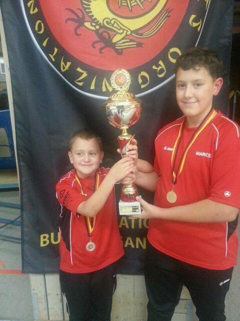 Die Bach Brüder mit Mannschaftspokal