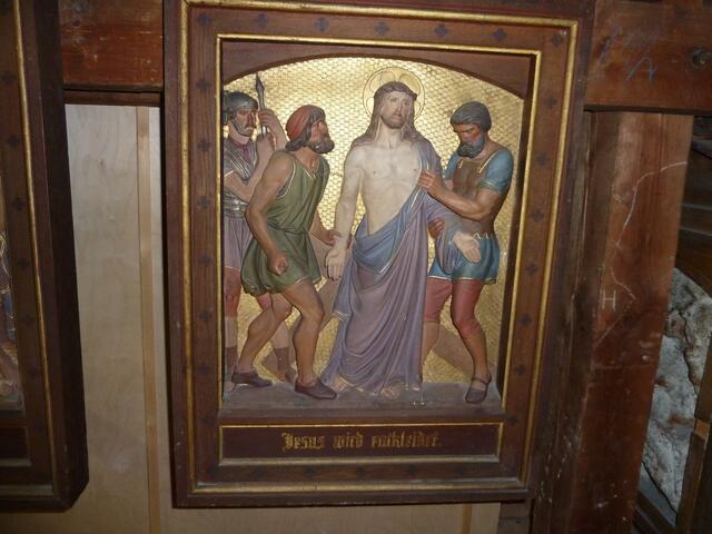 Kreuzweg,Jesus wird entkleidet.
