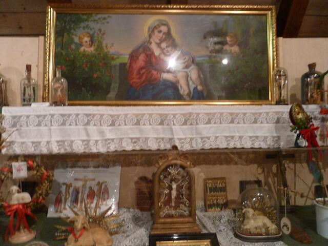 Alte Utensilien und Marienbild.