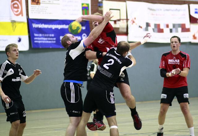 Trotz massiver Deckung setzt sich Fabian Kieslich durch