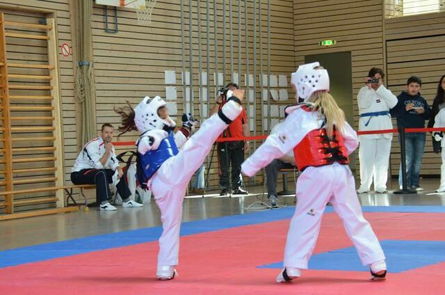 Links Zumra beim Angriff