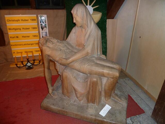 Pieta aus Holz.