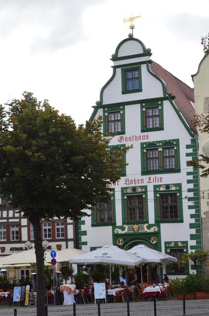Historische Lokale säumen den Domplatz