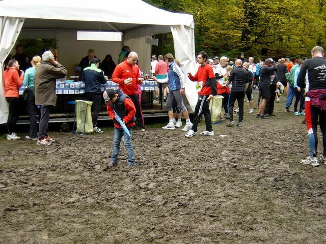 36. Harz-Gebirgslauf Wernigerode-Hasserode - Matsch im Start/Ziel-Bereich. Die Strecke war O.K.