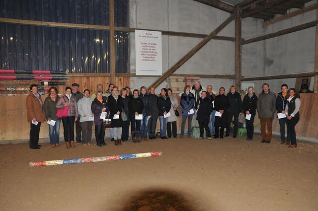 Das Richterkollegium bei der Beurteilung der Ritte in der Halle des RV-Wilkenburg