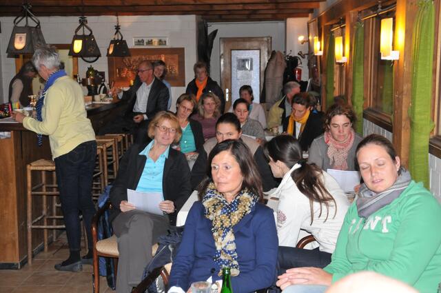Fast bis auf den letzten Platz gefüllt war die gemütlich beheizte Klause des RV-Wilkenburg. Karin Kallis hatte zudem für die erforderliche Stärkung gesorgt, indem Kaffee, Klatgetränke und diverse Brötchen und Stullen bereit standen.