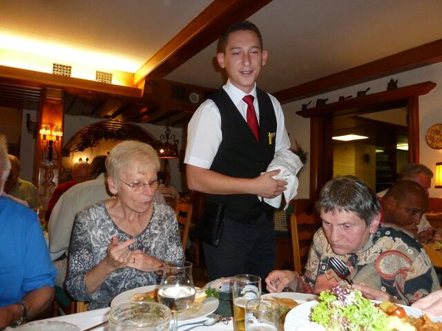 Von diesem netten Kellner wurden wir bedient.