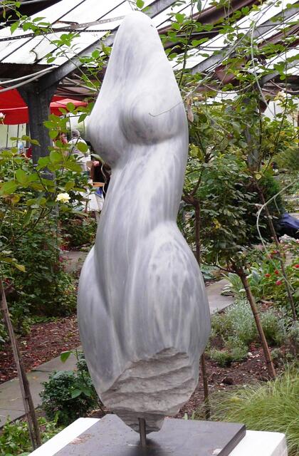 Marmorskulptur von Christine Tschötschel