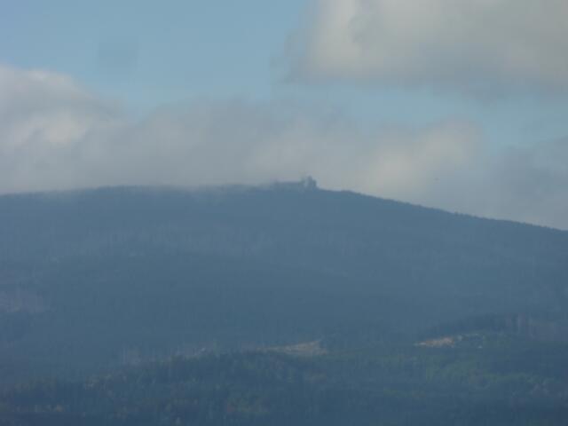 Der Brocken war fast das ganze Wochenende im Nebel. Hier habe ich ihn (kurz) erwischt; aus dem Schlossfenster heraus.