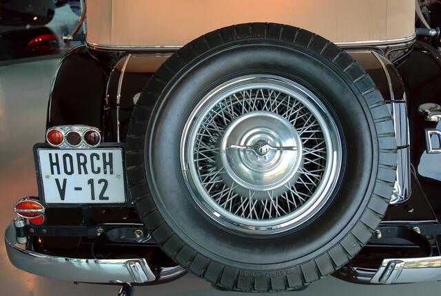 Der Horch V 12 hat einen Zwölfzylindermotor und wurde in den Zwickauer Horchwerken (ab Juni 1932 Teil der Auto Union) gebaut.