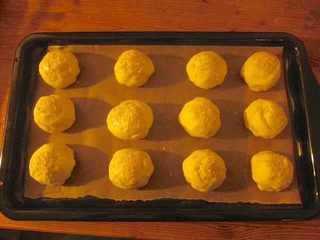 Alle Feigen auf ein Backblech legen, jeweils mit etwas flüssigem Honig bestreichen und Sesam darüber streuen.