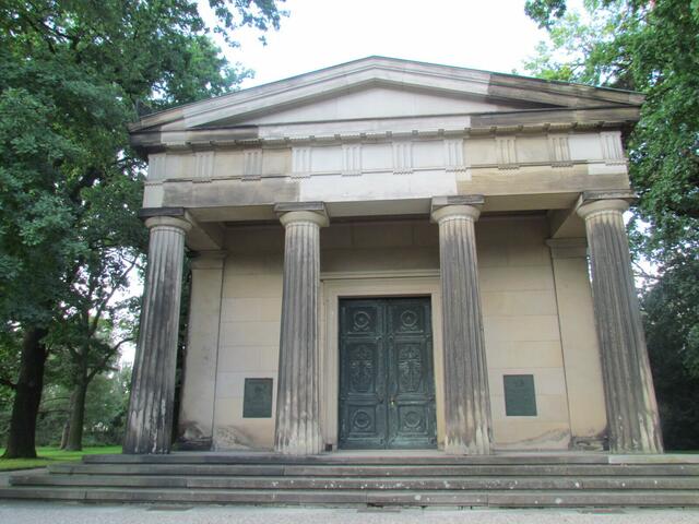 Denkmal am Ende der Lindenallee.