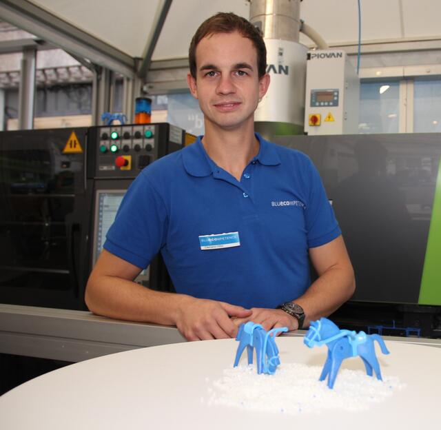 Clemens Hölzl aus Österreich steht vor einer Maschine eines österreichischen Herstellers.